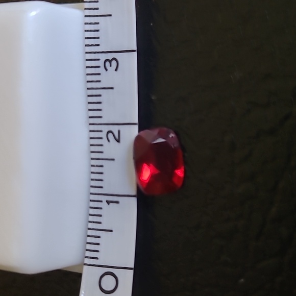 Red Labradorite approx 1.60ct 9mm × 7mm - Picture 7 of 11